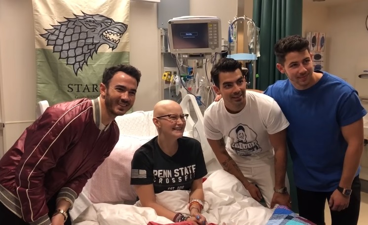 En este momento estás viendo Jonas Brothers visitan a una fan en el Hospital