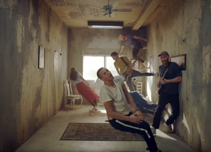 En este momento estás viendo Coldplay estrena video de su nueva canción “Orphans”