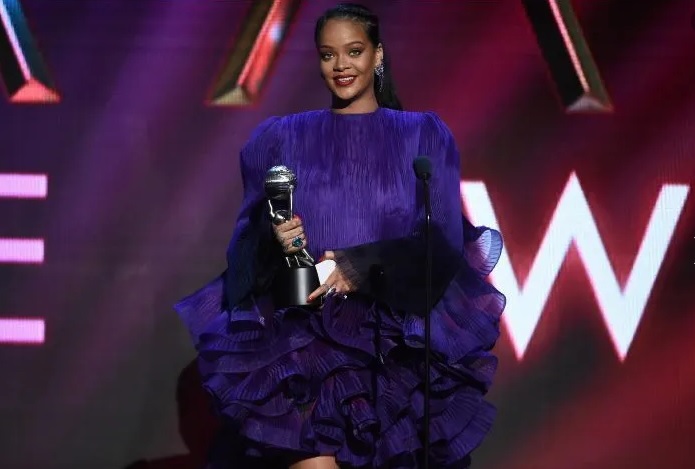 En este momento estás viendo Rihanna recibe premio en los Image Awards