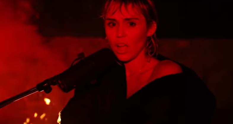 En este momento estás viendo Miley Cyrus realizó cover de “Wish You Were Here” de Pink Floyd