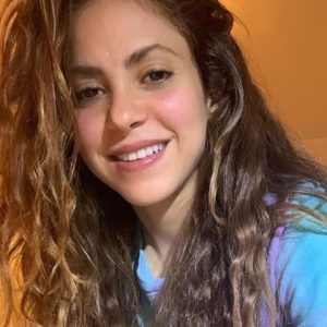 Lee más sobre el artículo Shakira se gradúa en Filosofía durante la cuarentena
