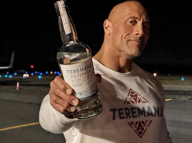 En este momento estás viendo Dwayne Johnson lanza su tequila “Teremana” hecho en México
