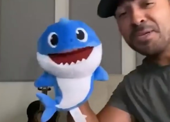 En este momento estás viendo Luis Fonsi lanza su versión del famoso tema “Baby Shark”