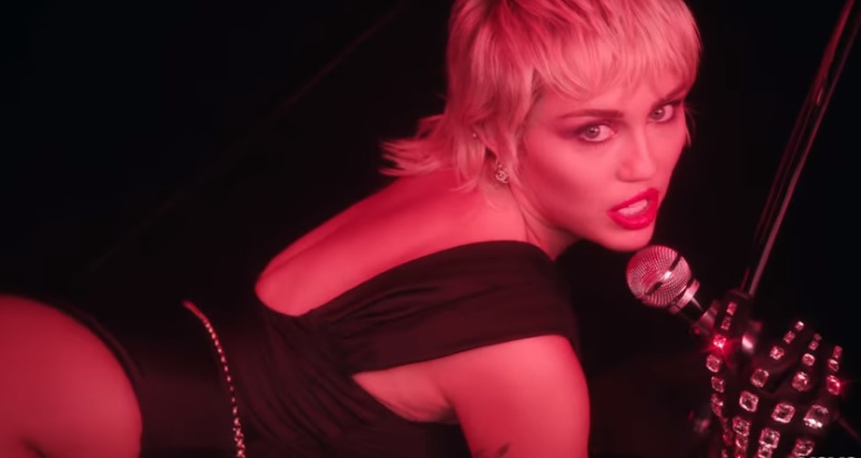 En este momento estás viendo Miley Cyrus estrena nuevo sencillo “Midnight Sky”