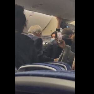 Lee más sobre el artículo (VIDEO) Abuchean a López Obrador en avión
