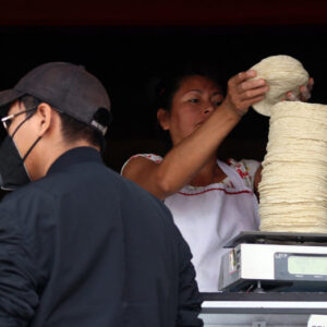 Lee más sobre el artículo Con incremento al salario, familias comprarán 3.5 kilos de tortillas al día, asegura funcionaria